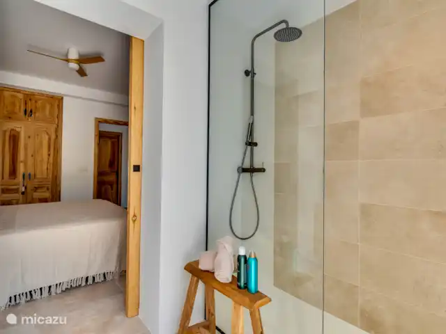 Luxe badkamer en-suite voorzien van ruime inloopdouche
